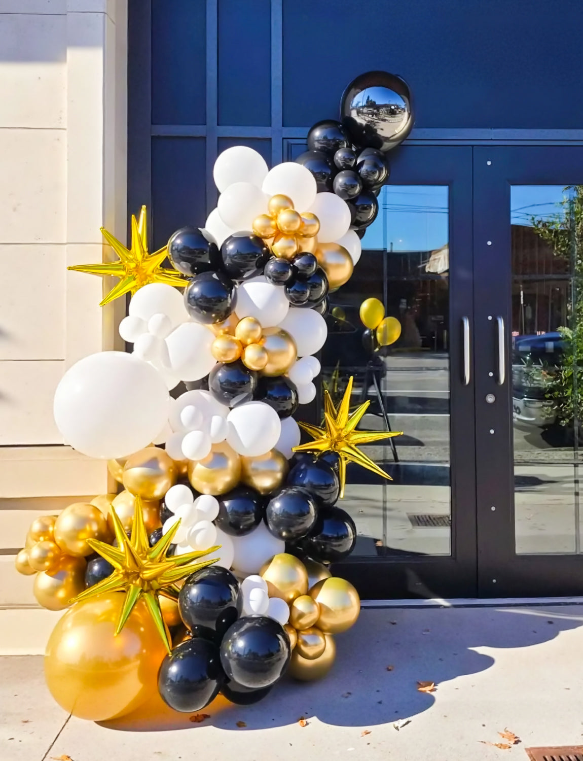Adeyoo Black and Gold Balloon Arch Garland Kit - Black and Gold Balloons with Explosion Star Foil Balloon 18/10/5Inch Glitter Latex Balloons for Birthday Retirement Wedding Prom Party Decorations