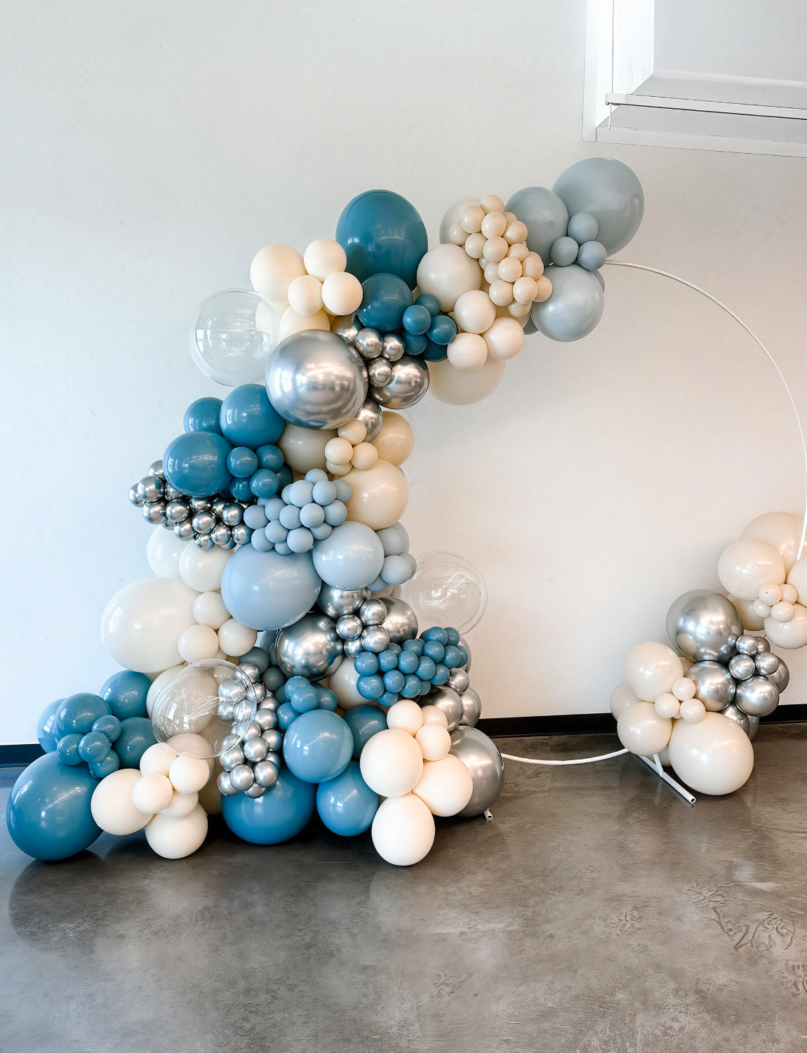 Adeyoo Dusty Blue Balloon Arch Kit Garland - 134Pcs Baby Blue Balloon Arch Kit with Sand White and Gold Balloons Dusty Blue Balloons for Baby Shower Christening Bridal Shower Birthday Party Decoration