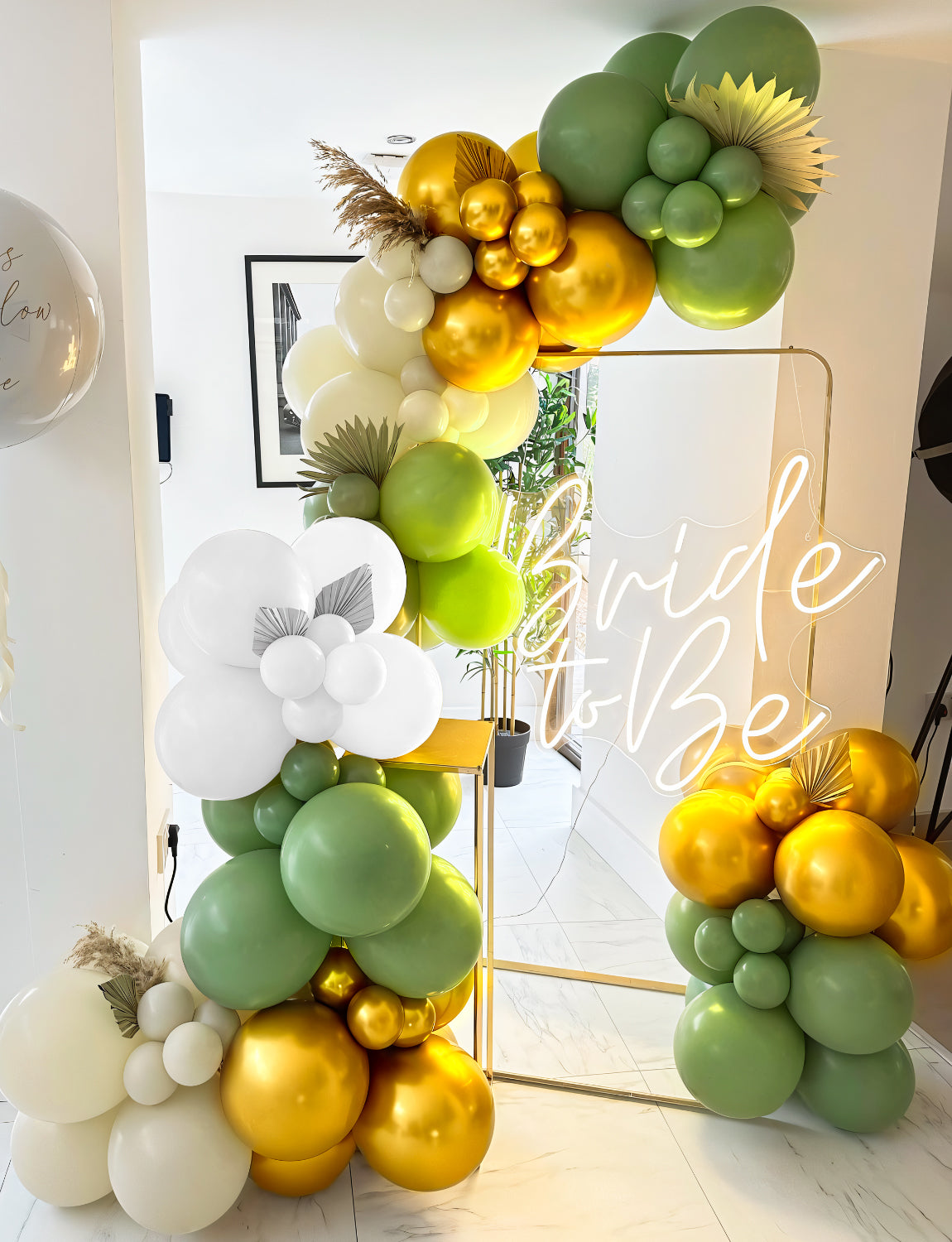 Sage Green Balloon Garland Arch Kit,136Pcs Latex Balloons Green and White Balloons Metallic Gold Confetti Balloons Different Sizes 18 10 5 Inch for Birthday Baby Shower Jungle Safari Party Decorations