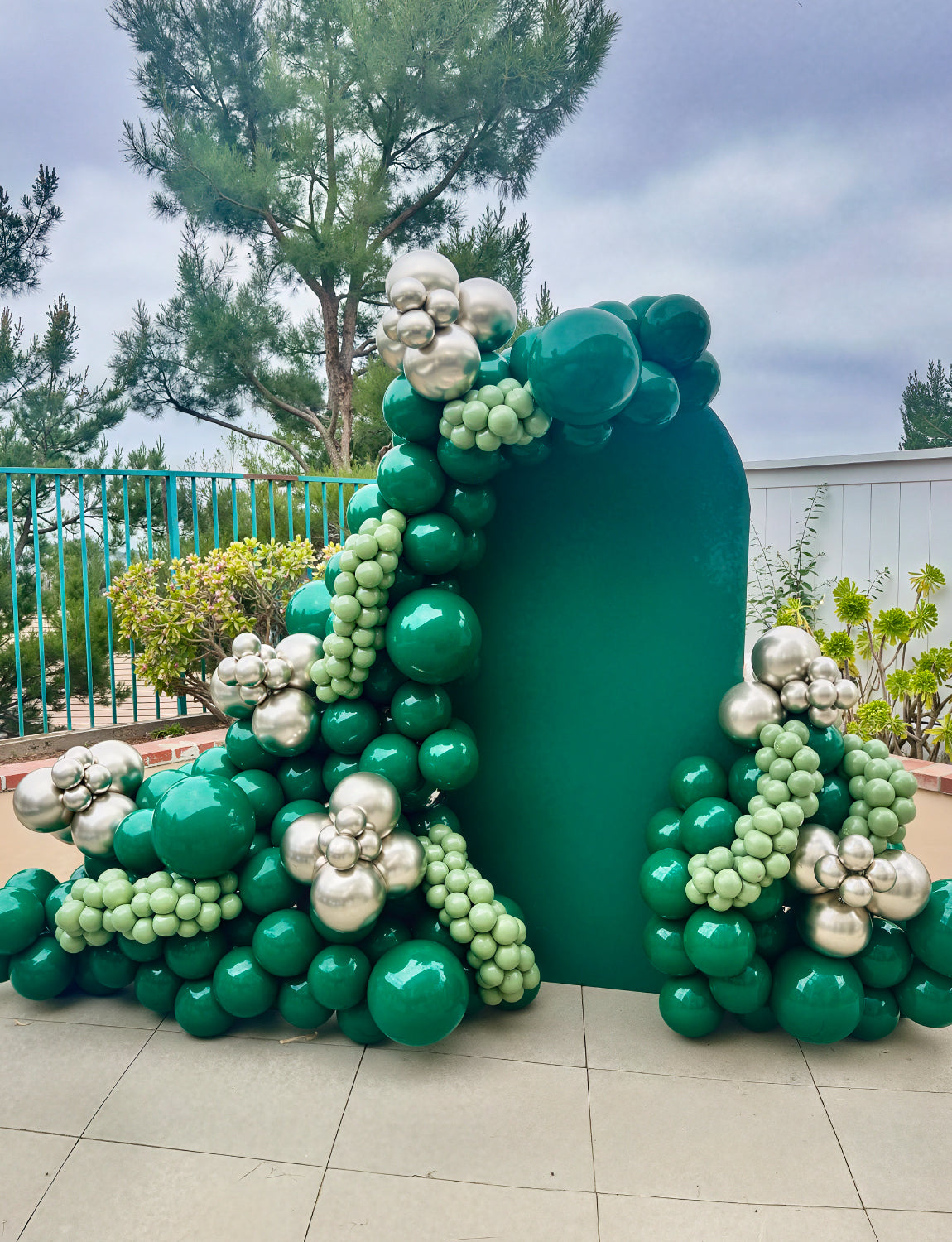 Adeyoo Dark Green Balloons - Forest Green Balloons 12 Inch Round Latex Balloon with Ribbons Shiny Party Balloon for Birthday Football Baby Shower Jungle Safaril Theme Party Decorations, 50Pcs