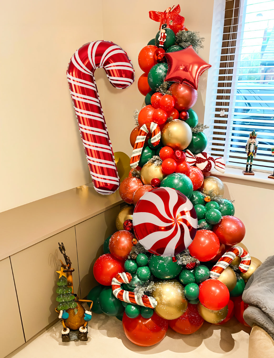 Christmas Balloon Garland Arch Kit,130PCS Xmas Balloon Arch with Red Green Gold Balloons Candy Cane Balloons Gift Box Mylar Balloons Star Foil Balloons for New Year Christmas Party Decorations