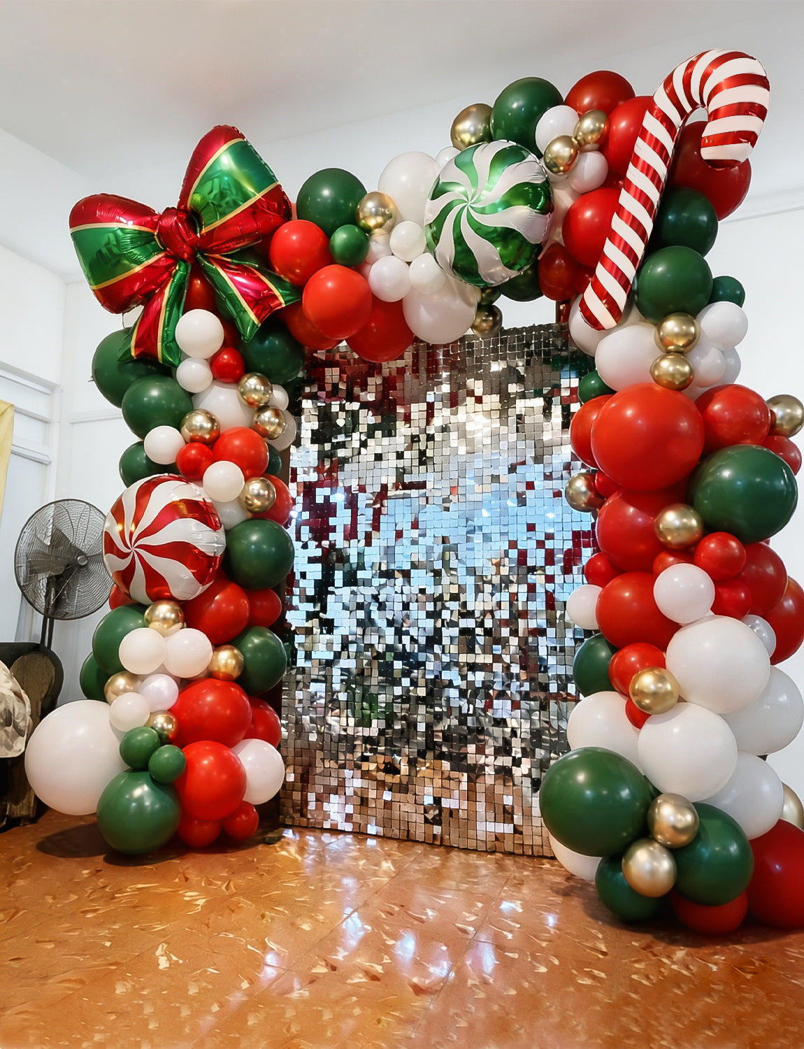 Christmas Balloon Garland Arch Kit, Red Green Gold Christmas Balloon 131 Pcs Red Green White Gold Latex Balloons with Christmas Bow, Candy Cane Foil Balloons for Christmas New Year Party Decor