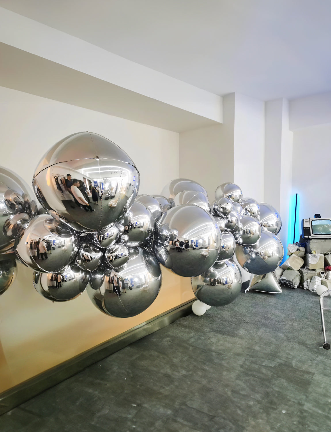Silver Foil Balloons, 22" 18" 10" 4D Metallic Silver Balloons,14 Pcs Round Mylar Ball Balloons, Different Sizes Mirror Foil Balloon for Birthday Graduation Wedding Disco Party Decorations