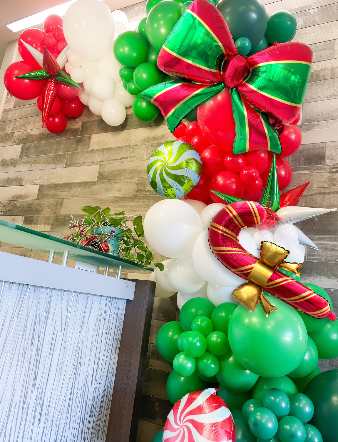 Adeyoo Christmas Balloon Arch Kit Garland - Xmas Balloons with Red Green Balloon, Large Bow, Candy Cane, Merry Christmas Foil Balloons for Birthday Xmas Party Decorations, Indoors Outdoor