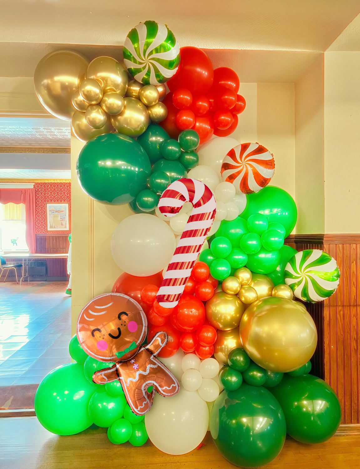 Adeyoo Christmas Balloon Arch Kit Garland - Xmas Balloons Arch with Gingerbread Man Candy Cane Foil Balloon, Red Green Gold Balloons for Xmas Party Supplies, Christmas Party Decorations